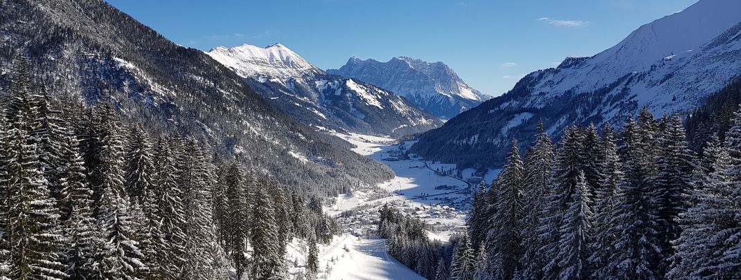 On the downhill run to the Almkopf lift you can enjoy a great view towards the Zugspitze.