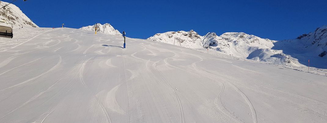 Snow-making facilities are available from the highest point to the valley.