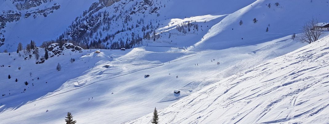 The wide pistes invite experts to carve.