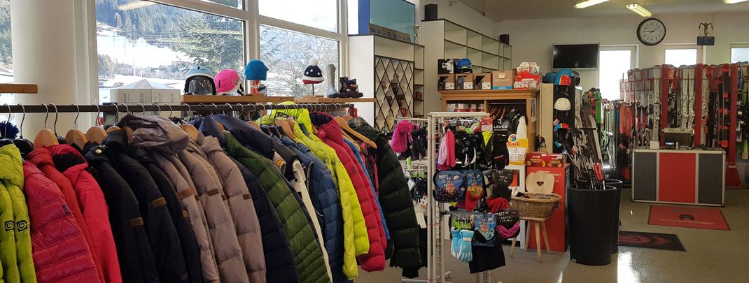 A sports shop with ski service and ski rental is located at the valley station.