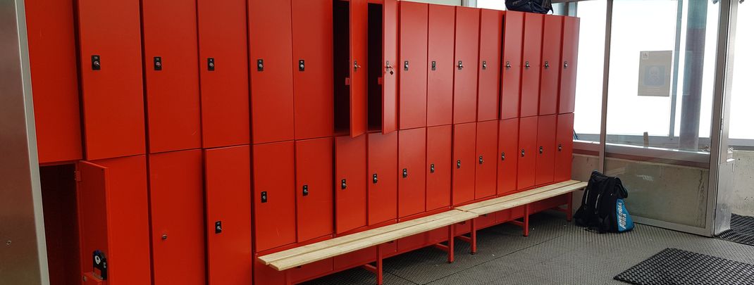 You can find lockers at the Eissee restaurant.