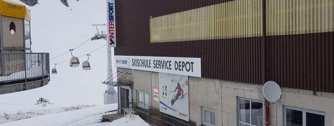 There is a sport shop with ski service and depot at the intermediate station.
