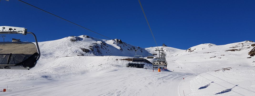 Under the Thurntaler lift runs the red marked slope 5. A dream for advanced pleasure skiers