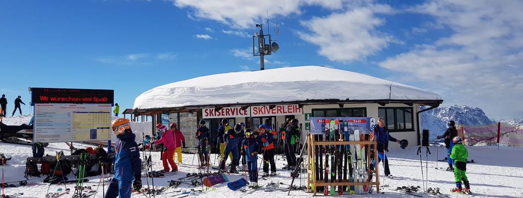 Extrem praktisch: Skiverleih und Skiservice direkt am Berg!