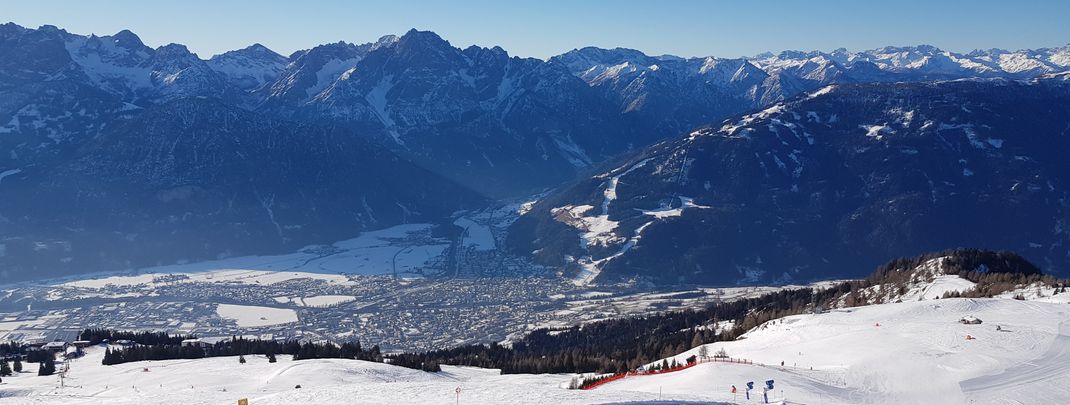 Blick vom Zettersfeld über Lienz zum Hochstein.