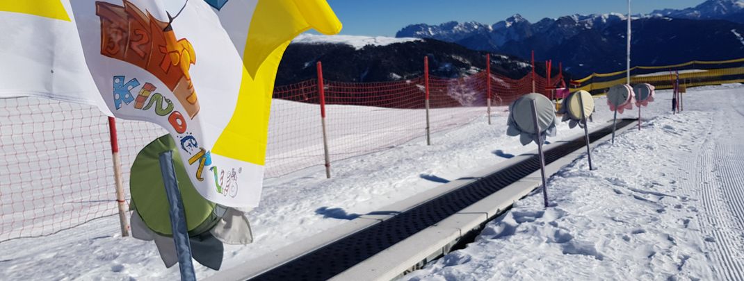 In Bobos Kinderclub lernen die Kleinen das Skifahren.