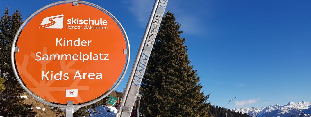 Die Skischule befindet sich an der Zettersfeld Bergstation.