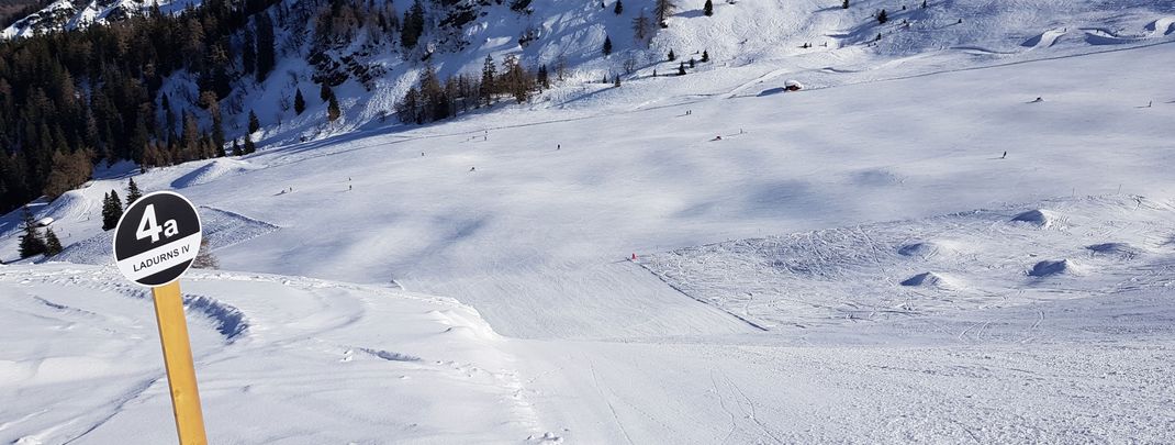 Für fortgeschrittene Skifahrer gibt es auch zwei schwarze Pisten im Skigebiet.