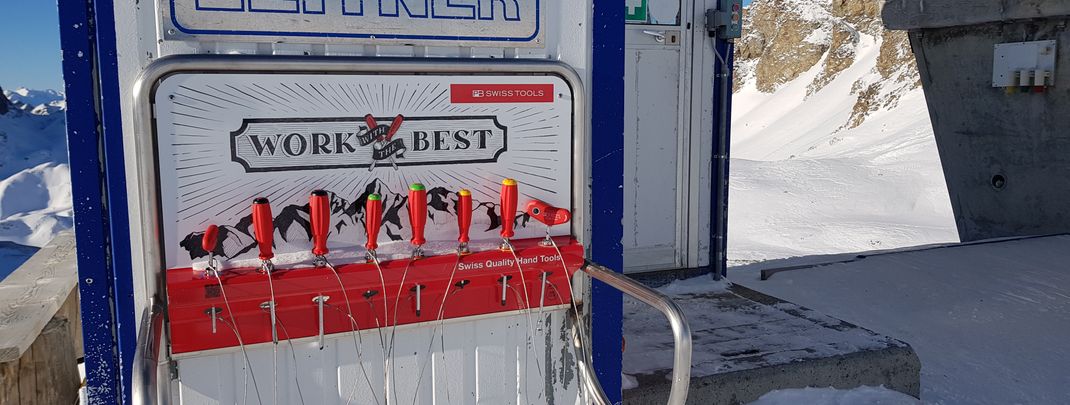 Verteilt im Skigebiet gibt es zahlreiche Werkzeugstationen.