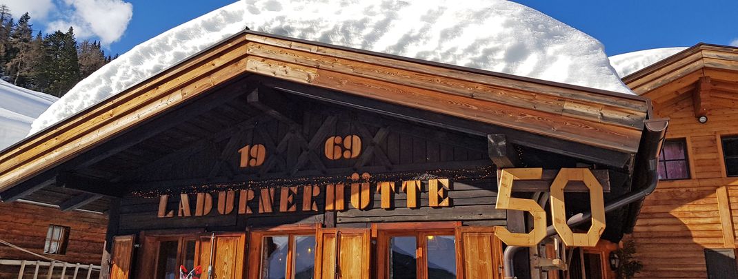 Die Ladurner Hütte verfügt über einen schönen Außenbereich.