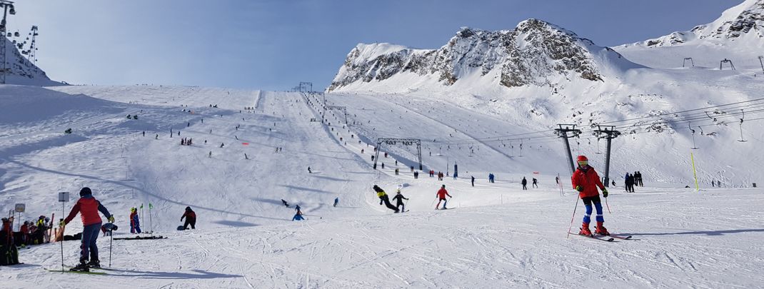Am Gletscher laden breite Pisten zum Carven ein.