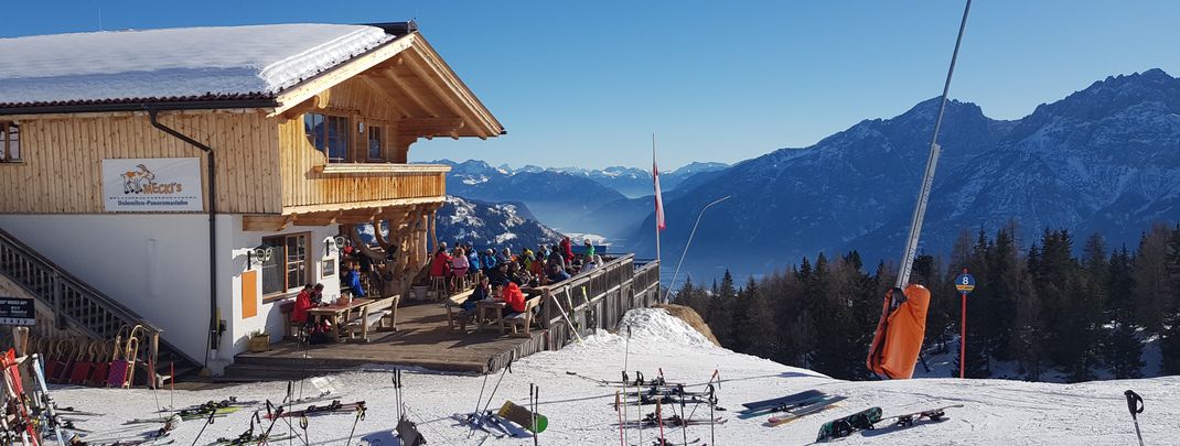 Auf Meckis Sonnenterrasse gibt es regelmäßig Après-Ski mit Live-Musik.