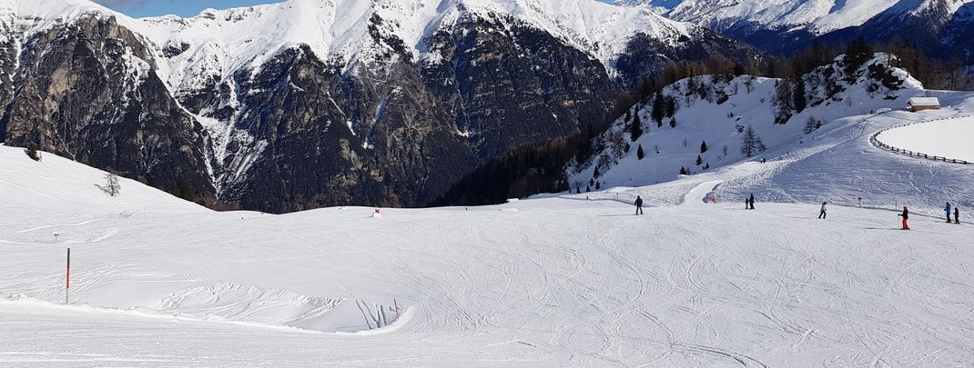 On the wide pistes, parents have a good view on their children.
