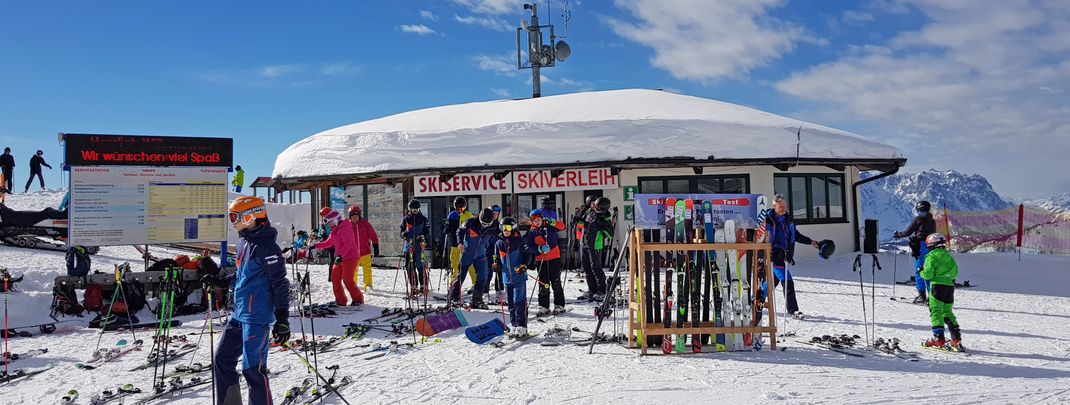 Skiservice und -verleih direkt beim Einstieg zum Triassic Park.