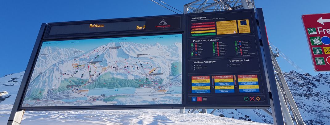 Pistenpläne mit Statusanzeige helfen im Skigebiet bei der Orientierung.