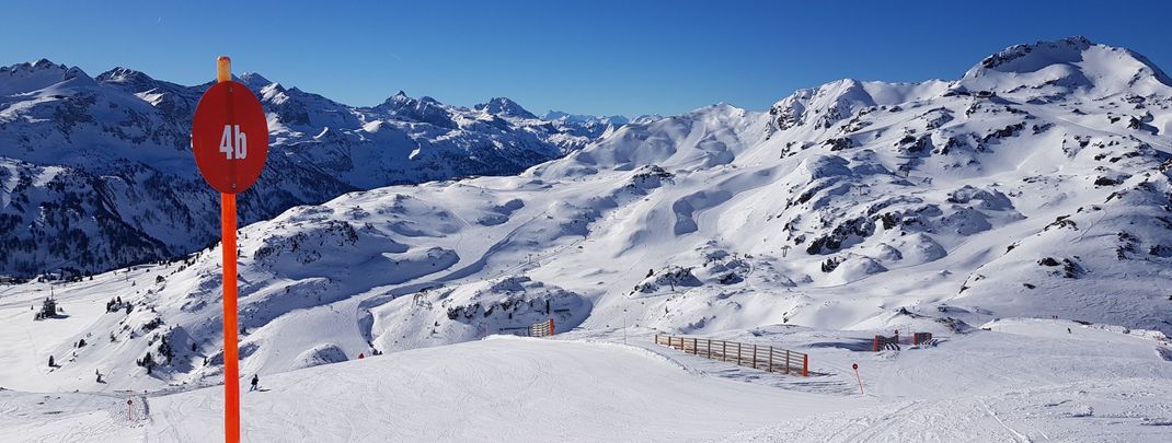The extensive ski area offers about 100 kilometers of slopes.