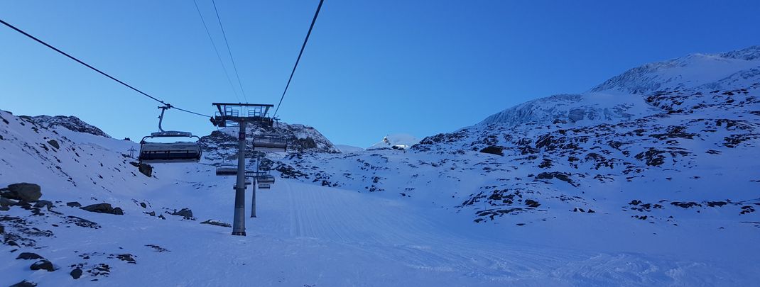 Der Morenia-Sessellift ist mit Wetterschutzhauben ausgestattet.