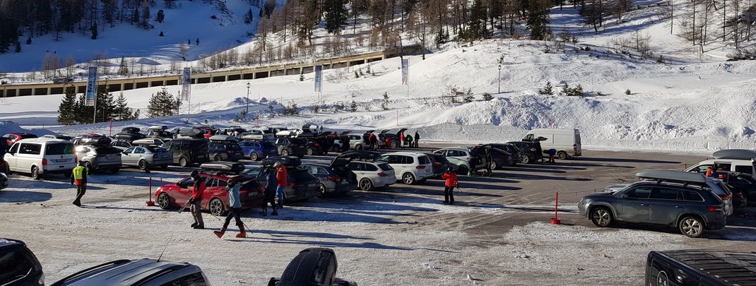 Die Parkplätze sind kostenlos.