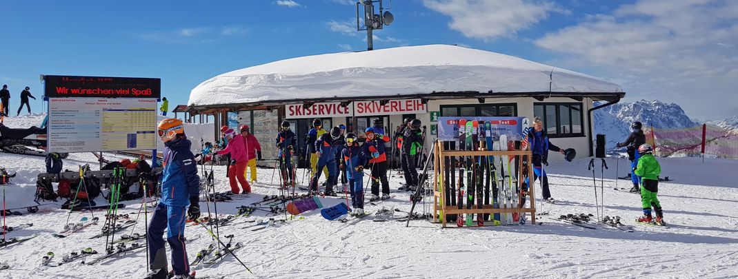 Praktisch: Skiservice und -verleih direkt neben dem Triassic Park.