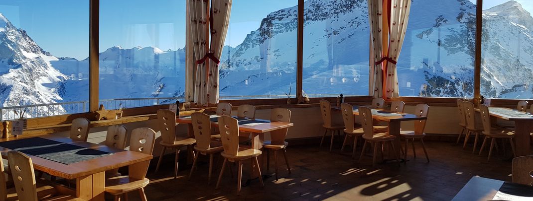 Mittagspause mit Ausblick im Restaurant 3303 an der Corvatsch-Bergstation.
