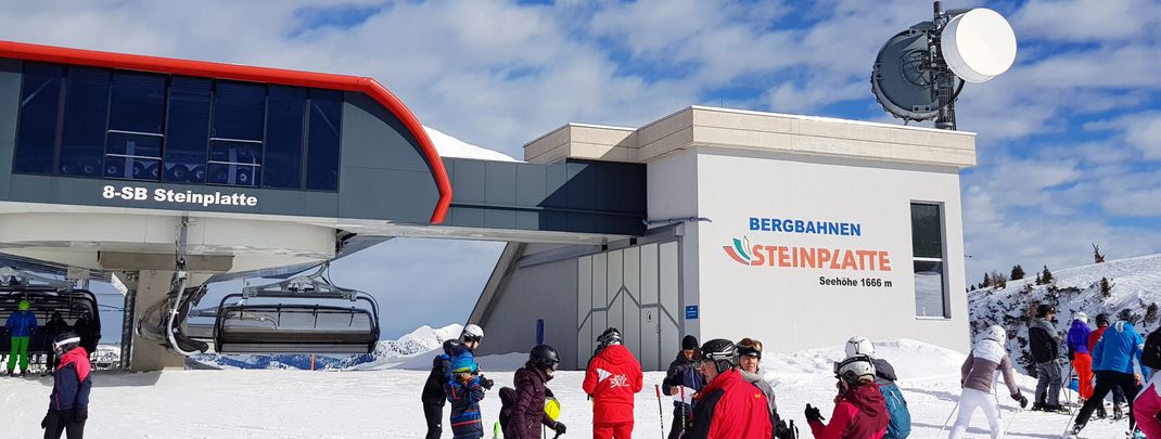 Moderne Liftanlagen warten auf die Wintersportler im Skigebiet.