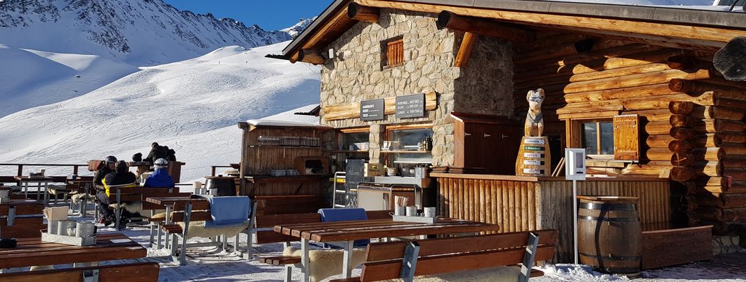 Auf der Glünetta Hütte gibt es u.a. Rösti, Raclette und Käsefondue.