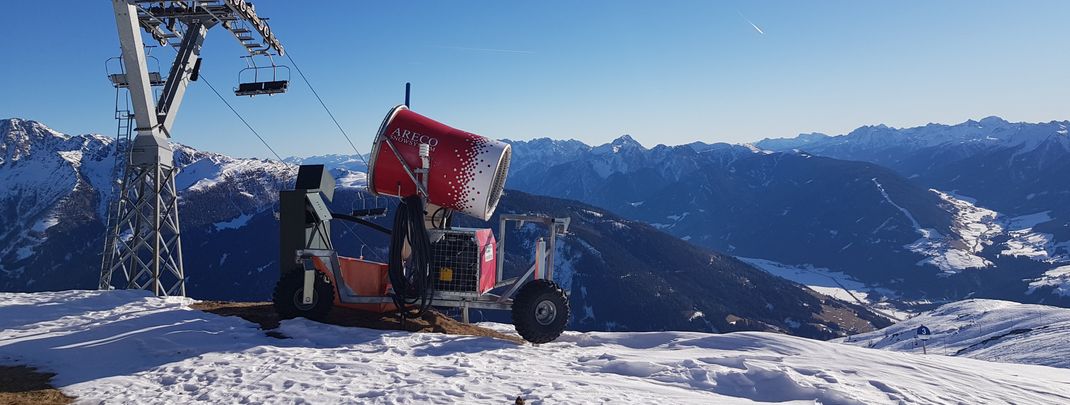 The slopes can be snowed artificially.