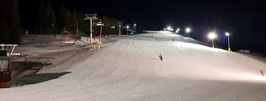 Die Egghof-Piste wird einmal wöchentlich zum Nachtskifahren beleuchtet.