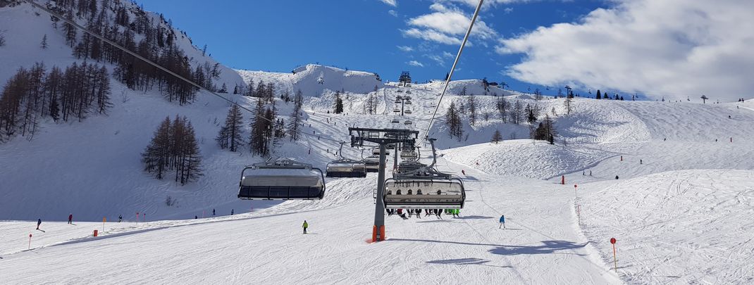 Moderne Liftanlagen und bestens präparierte Pisten finden Wintersportler auf der Steinplatte zu einem angemessenen Skipasspreis vor.