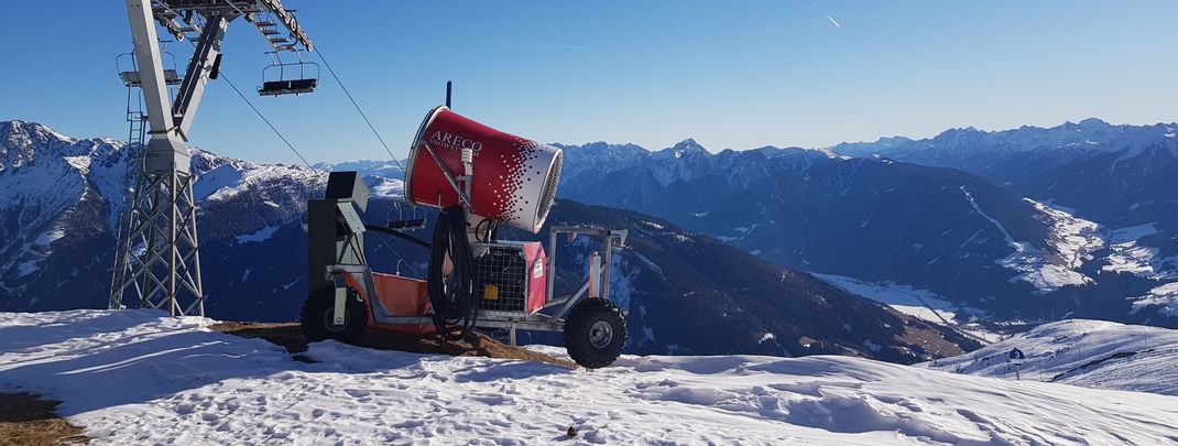 Die Pisten können teilweise künstlich beschneit werden.