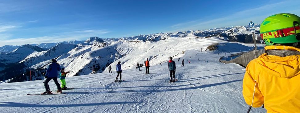 Mit dem richtigen Versicherungsschutz im Gepäck wird der Skiurlaub sorgenfrei.
