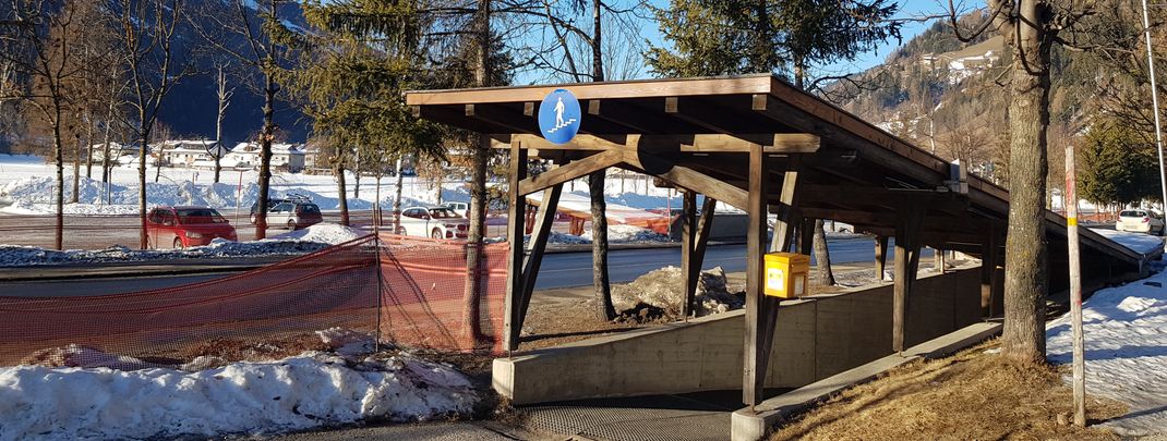 Es gibt eine Unterführung für Fußgänger.