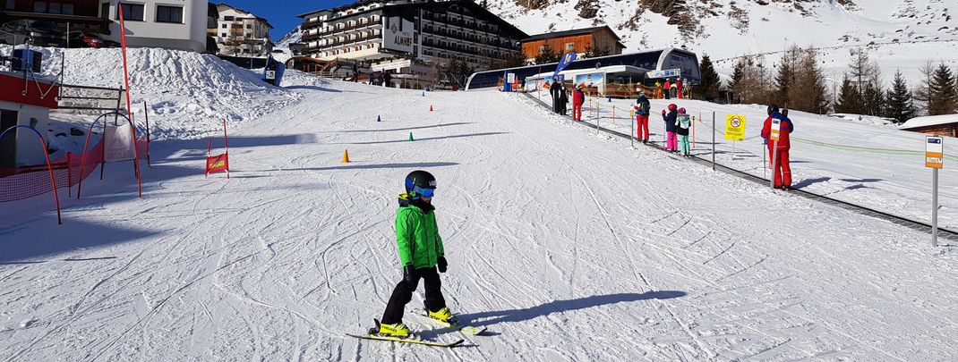 On slopes suitable for children, children and beginners have great practice conditions.