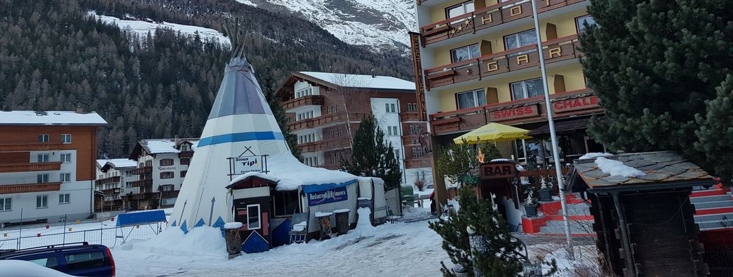 Après-ski bar at the bottom station