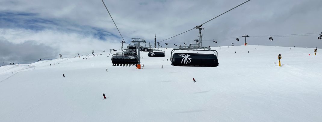Von extra breiten Carvingpisten bis zu hin schwarzen Klassikern hat der Kronplatz viel zu bieten.