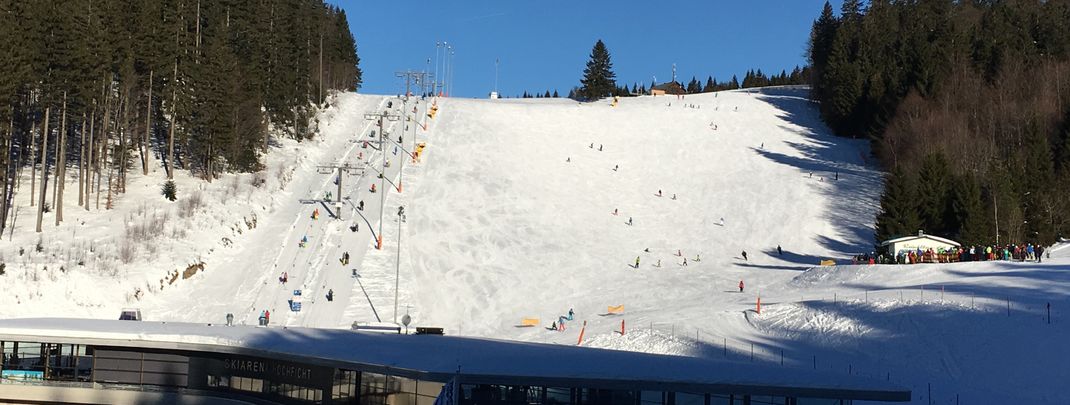 Sowohl die beiden Holzschlaglifte (links), als auch der Reischlberglift (rechts) werden im Zuge des Gondelneubaus verschwinden.