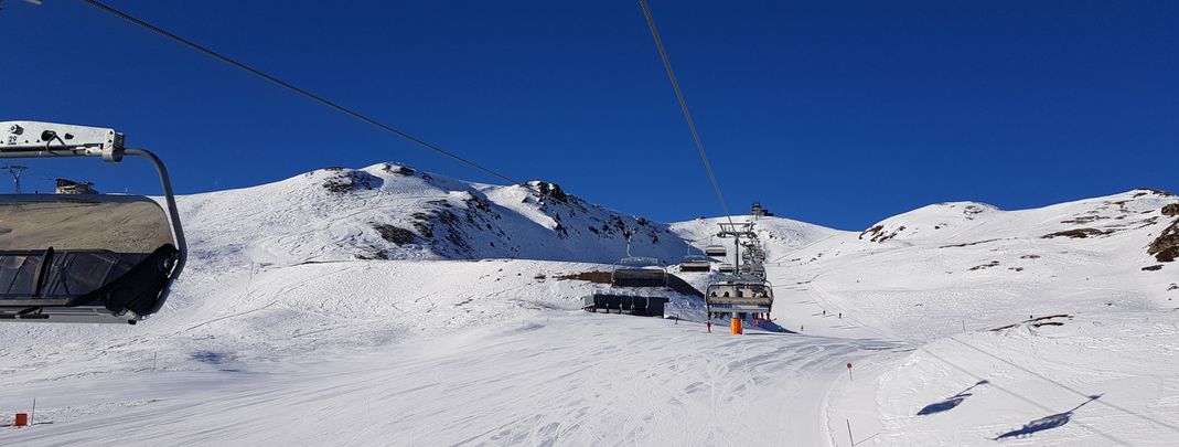Der Thurntaler 6er-Sessellift ist mit Sitzheizung und Wetterschutzhauben ausgestattet.