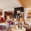 Hausbar und Lounge mit offenem Kamin