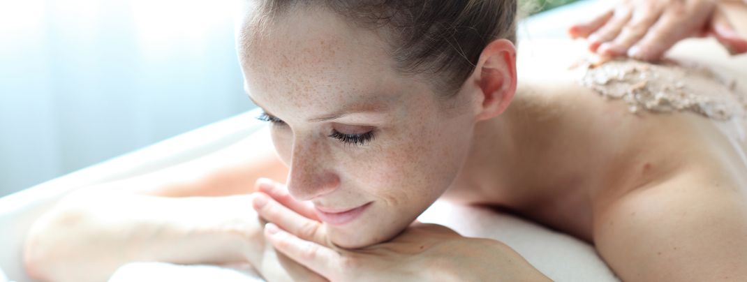 Nach einem schönen Skitag kann man zur Entspannung ein Südtiroler Latschen-Peeling in der Therme Meran genießen.