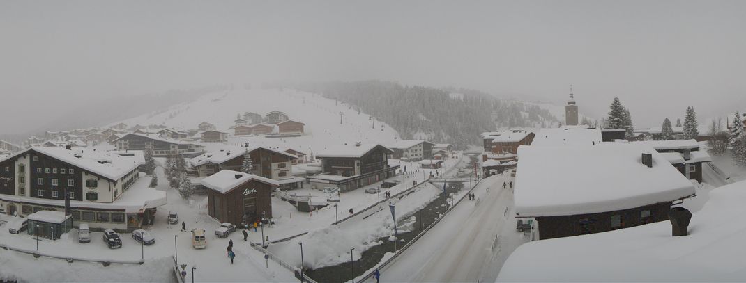 Blick vom Sport Strolz in Lech über den Skiort am Arlberg.