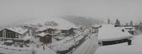 Blick vom Sport Strolz in Lech über den Skiort am Arlberg.