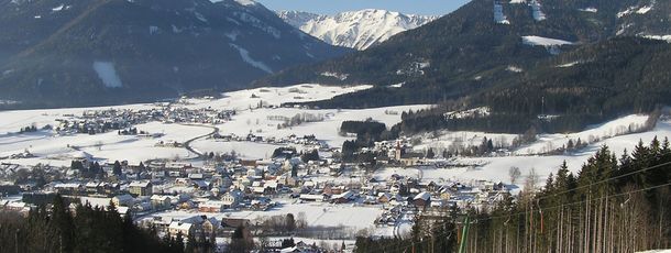 Schwabenbergarena mit Blick auf Turnau