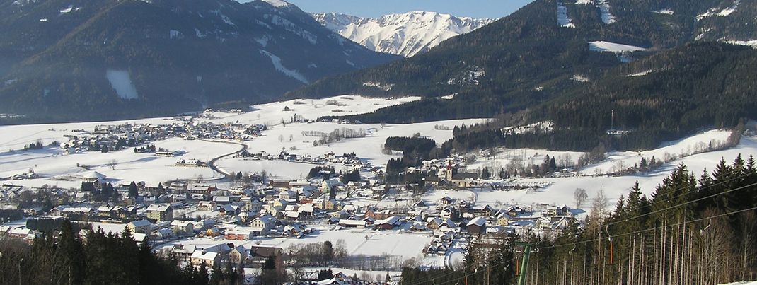 Schwabenbergarena mit Blick auf Turnau