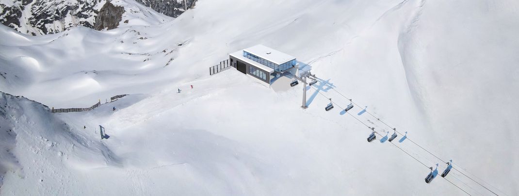 Die Bergstation der Madlochbahn ist mit einer leichten Glas-Stahl-Konstruktion überdacht.