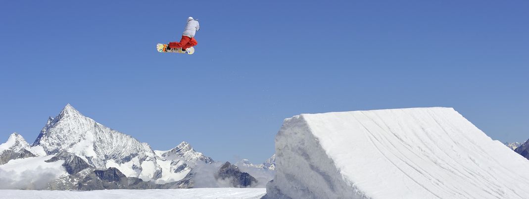 Snowboarder im Snowpark Zermatt