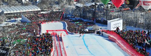 Mit 140 km/h rasen die Athleten über den Zielhang der Streif.