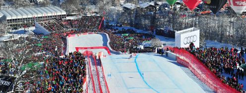 Mit bis zu 140 km/h springen die Profis in Kitzbühel über die letzte Kante zum Zielschuss.