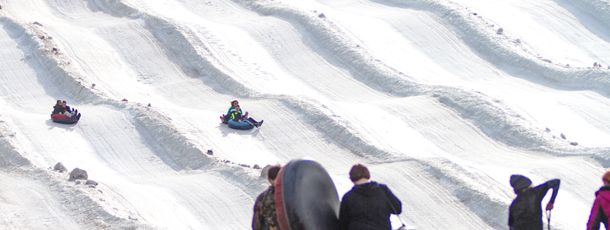 Auch Snowtubing kannst du im Skigebiet machen.