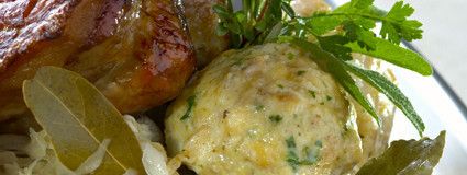 Leichte, frische und schmackhafte Gerichte, kombiniert mit alten traditionellen Rezepten.Hausgemachtes, mit Produkten aus unserer Region – dafür sind wir besonders bekannt.Um 18.30 Uhr erwarten wir Sie in unserer Gaststube mit dem täglich frisch zubereitetem Überraschungs Menü.