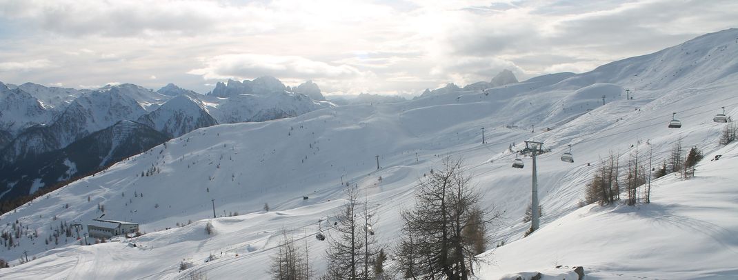 Während in Tirol und im Salzburger Land am Freitag Neuschnee angesagt ist, freuen sich die Skigebiet Osttirols über Sonnenschein, wie hier an der Bergstation der Sesselbahn Ausservillgraten in Sillian Hochpustertal.